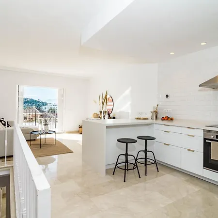 Nyaraló Stunning 2 Bedroom Townhouse With Serene Terrace And Charming Mountain Views