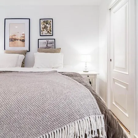 Stunning 2 Bedroom Townhouse With Serene Terrace And Charming Mountain Views *