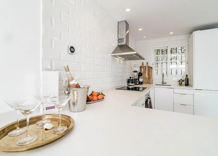 Stunning 2 Bedroom Townhouse With Serene Terrace And Charming Mountain Views Vakantiehuis Marbella