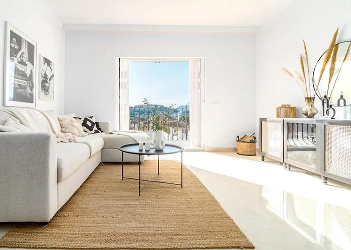 Vakantiehuis Stunning 2 Bedroom Townhouse With Serene Terrace And Charming Mountain Views