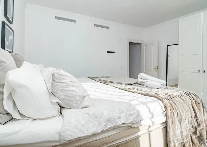 Stunning 2 Bedroom Townhouse With Serene Terrace And Charming Mountain Views Vakantiehuis Marbella