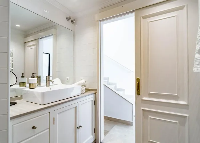 Stunning 2 Bedroom Townhouse With Serene Terrace And Charming Mountain Views Vakantiehuis Marbella