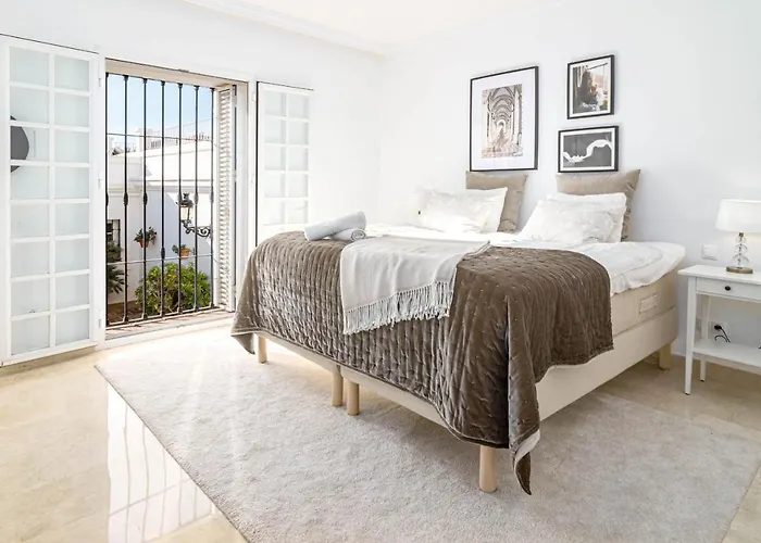 Stunning 2 Bedroom Townhouse With Serene Terrace And Charming Mountain Views Vakantiehuis