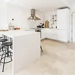 Stunning 2 Bedroom Townhouse With Serene Terrace And Charming Mountain Views Сasa de vacaciones Marbella