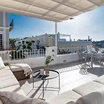 Stunning 2 Bedroom Townhouse With Serene Terrace And Charming Mountain Views Сasa de vacaciones *