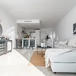Stunning 2 Bedroom Townhouse With Serene Terrace And Charming Mountain Views Сasa de vacaciones Marbella
