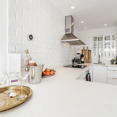 Stunning 2 Bedroom Townhouse With Serene Terrace And Charming Mountain Views Holiday home Marbella