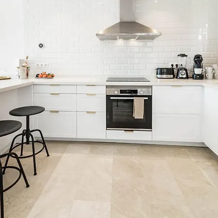 Stunning 2 Bedroom Townhouse With Serene Terrace And Charming Mountain Views * Μαρμπέλλα