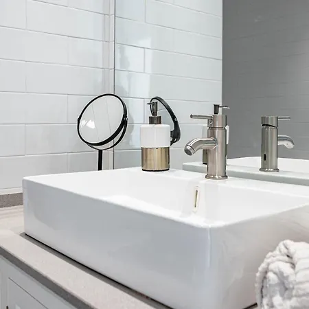 Stunning 2 Bedroom Townhouse With Serene Terrace And Charming Mountain Views