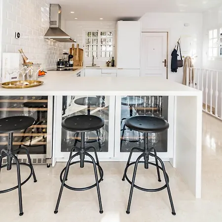 Stunning 2 Bedroom Townhouse With Serene Terrace And Charming Mountain Views Holiday home