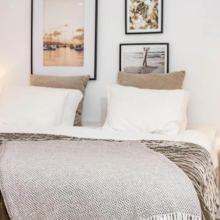 Stunning 2 Bedroom Townhouse With Serene Terrace And Charming Mountain Views *