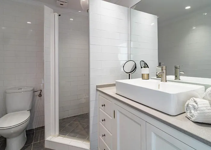 Будинок відпочинку Stunning 2 Bedroom Townhouse With Serene Terrace And Charming Mountain Views