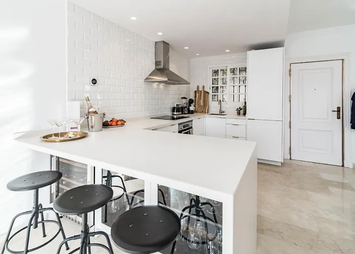 Будинок відпочинку Stunning 2 Bedroom Townhouse With Serene Terrace And Charming Mountain Views Марбелья