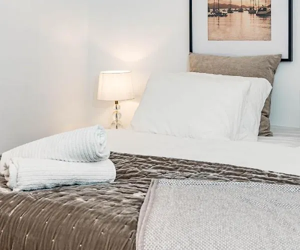 Stunning 2 Bedroom Townhouse With Serene Terrace And Charming Mountain Views