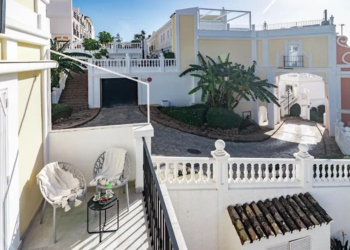 Stunning 2 Bedroom Townhouse With Serene Terrace And Charming Mountain Views بيت للعطل ماربيا