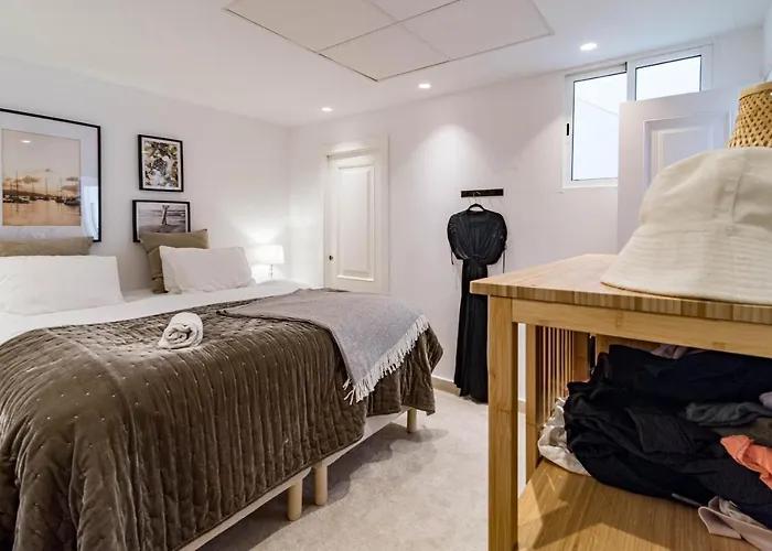 Будинок відпочинку Stunning 2 Bedroom Townhouse With Serene Terrace And Charming Mountain Views Марбелья