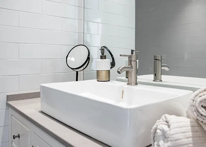 Stunning 2 Bedroom Townhouse With Serene Terrace And Charming Mountain Views