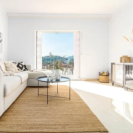 Casa de Férias Stunning 2 Bedroom Townhouse With Serene Terrace And Charming Mountain Views