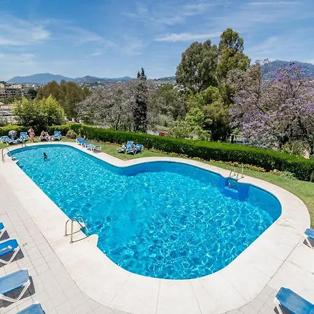 Stunning 2 Bedroom Townhouse With Serene Terrace And Charming Mountain Views Hébergement de vacances *