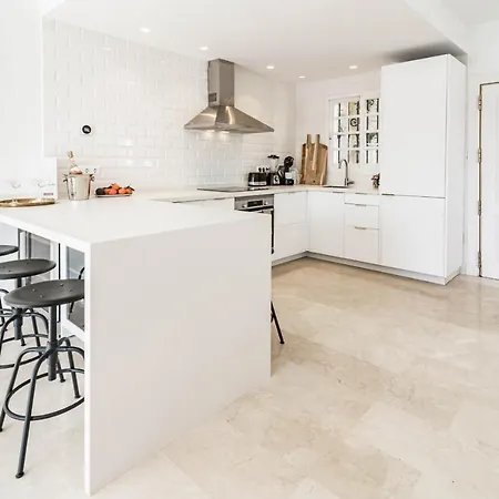 Stunning 2 Bedroom Townhouse With Serene Terrace And Charming Mountain Views Casa de Férias Marbella