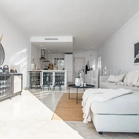 Stunning 2 Bedroom Townhouse With Serene Terrace And Charming Mountain Views Casa de Férias Marbella