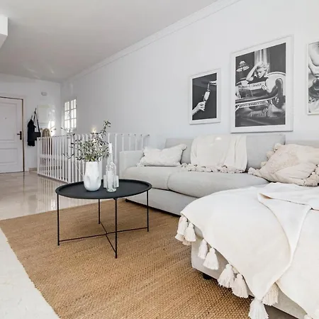 Casa de Férias Stunning 2 Bedroom Townhouse With Serene Terrace And Charming Mountain Views