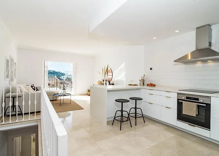 Hébergement de vacances Stunning 2 Bedroom Townhouse With Serene Terrace And Charming Mountain Views