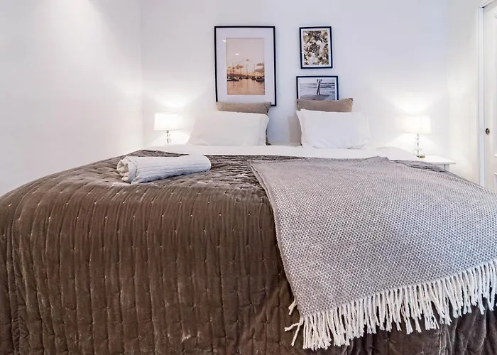 Stunning 2 Bedroom Townhouse With Serene Terrace And Charming Mountain Views *