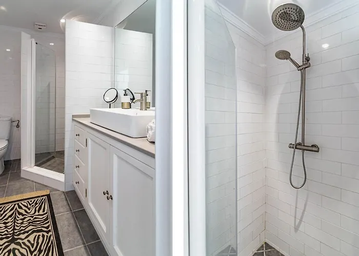 Stunning 2 Bedroom Townhouse With Serene Terrace And Charming Mountain Views Hébergement de vacances *