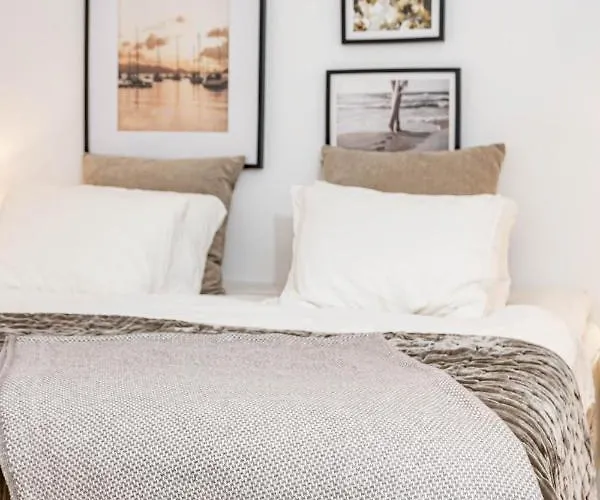 Stunning 2 Bedroom Townhouse With Serene Terrace And Charming Mountain Views *