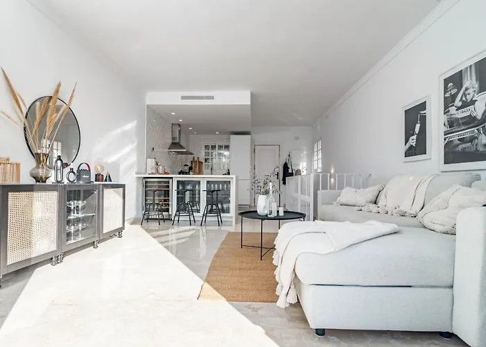 Stunning 2 Bedroom Townhouse With Serene Terrace And Charming Mountain Views Hébergement de vacances Marbellac