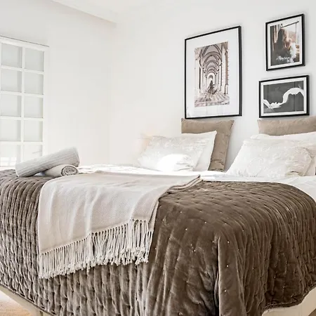 Stunning 2 Bedroom Townhouse With Serene Terrace And Charming Mountain Views