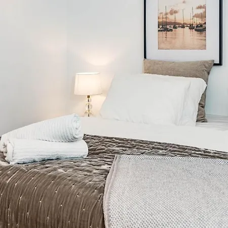 Stunning 2 Bedroom Townhouse With Serene Terrace And Charming Mountain Views