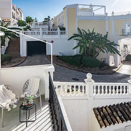 Stunning 2 Bedroom Townhouse With Serene Terrace And Charming Mountain Views Casa vacanze Marbella