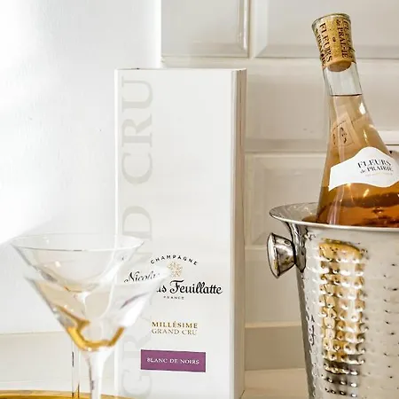 Stunning 2 Bedroom Townhouse With Serene Terrace And Charming Mountain Views Casa vacanze *