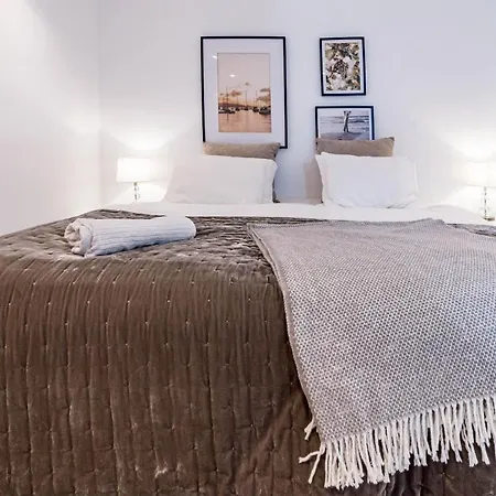 Stunning 2 Bedroom Townhouse With Serene Terrace And Charming Mountain Views *