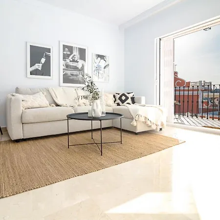 Stunning 2 Bedroom Townhouse With Serene Terrace And Charming Mountain Views Casa vacanze *