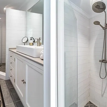 Stunning 2 Bedroom Townhouse With Serene Terrace And Charming Mountain Views Casa vacanze *