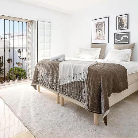 Stunning 2 Bedroom Townhouse With Serene Terrace And Charming Mountain Views Casa vacanze