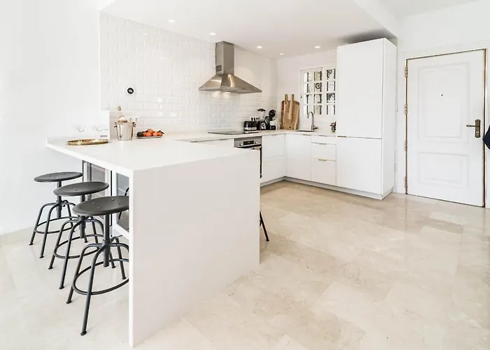 Stunning 2 Bedroom Townhouse With Serene Terrace And Charming Mountain Views Prázdninový dům Marbella