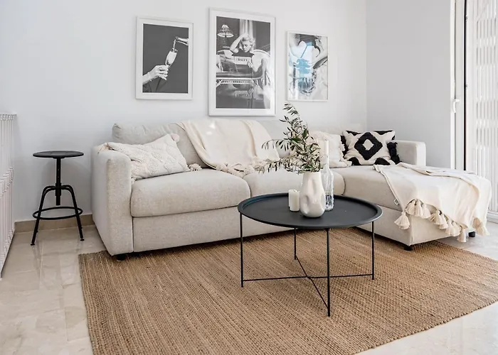 Stunning 2 Bedroom Townhouse With Serene Terrace And Charming Mountain Views Prázdninový dům Marbella